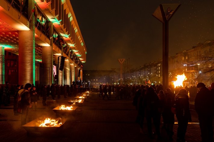 Более тысячи человек почтили память жертв 13 января у Сейма Литвы, горели костры