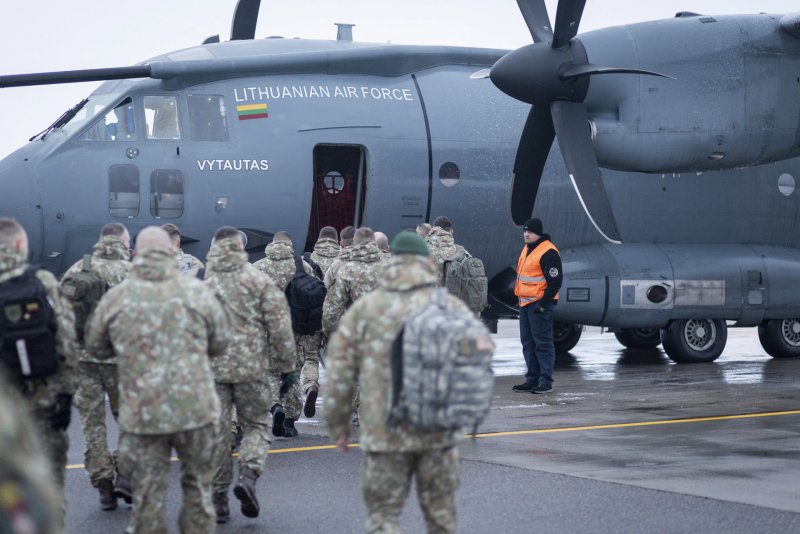 Военные инструкторы из Литвы отправилась в Великобританию обучать военных из Украины