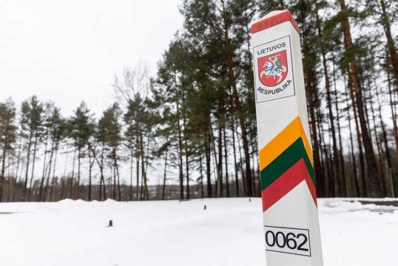 СОГГЛ: на границе Литвы с Беларусью пограничники развернули 15 нелегальных мигрантов