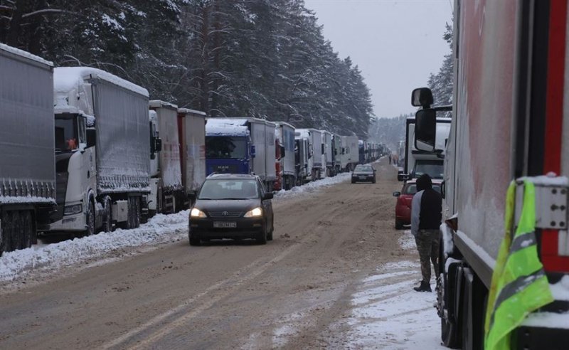 На границе Литвы с Беларусью очереди грузовиков не уменьшаются