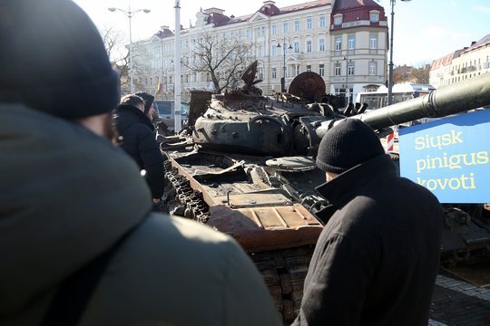 В Вильнюсе  российский танк, выставленный на Кафедральной площади, разрисовали краской
