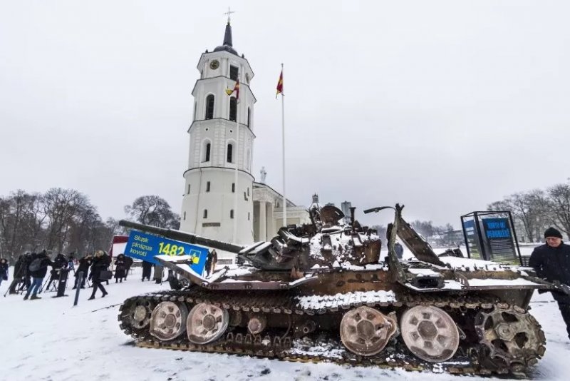 Несмотря на провокации трофейный российский танк в Вильнюсе вывозить и ограждать не будут