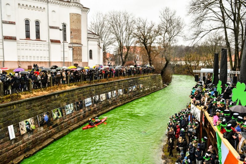 В Вильнюсе отмечают День Cвятого Патрика, воды Вильняле позеленели