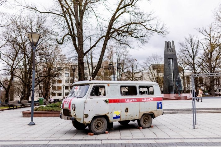 В Вильнюсе на площади Винцаса Кудирки выставлен поврежденный пулями и осколками автомобиль скорой помощи из Украины