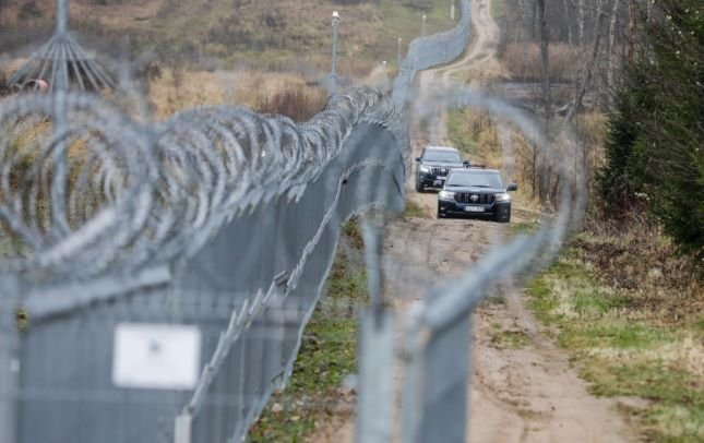 Пограничники развернули на границе Литвы с Беларусью 17 нелегальных мигрантов