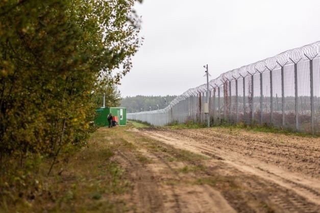 На границе Литвы с Беларусью развернули 10 нелегальных мигрантов