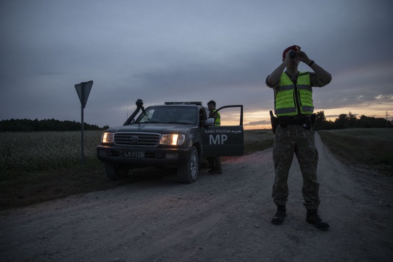 На границе Литвы с Беларусью развернули трех нелегальных мигрантов