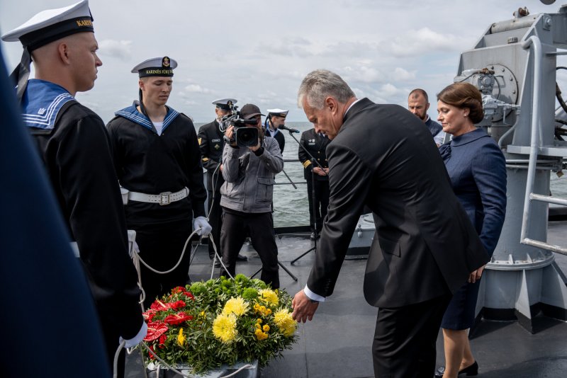 В Клайпеде почтили память погибших в море