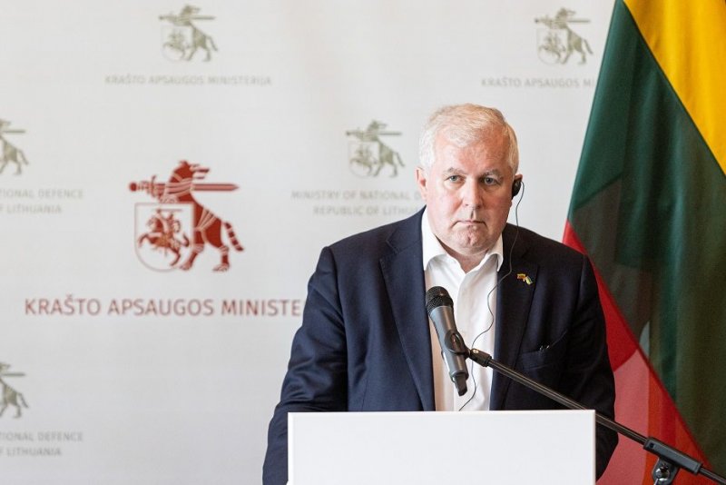 Глава Минобороны Литвы утверждает, что не разглашал секретную информацию