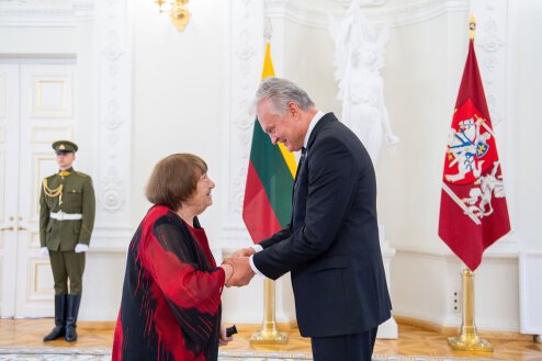 Президент Литвы наградил спасителей евреев Крестом "За спасение погибающих"