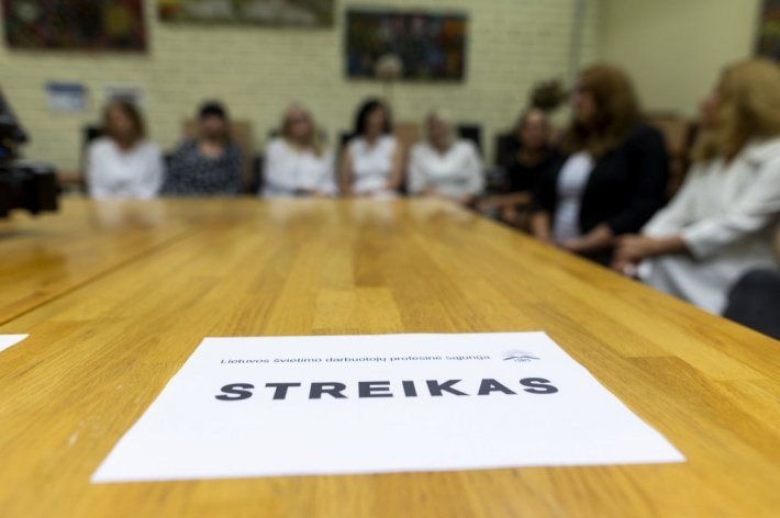 "Зов о помощи“: несколько тысяч литовских учителей начали забастовку из-за условий работы