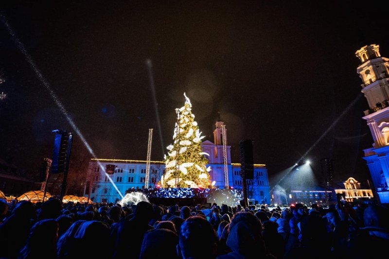 «Легкое Рождество в Каунасе» - каунасцы первыми в Литве зажгли рождественскую елку