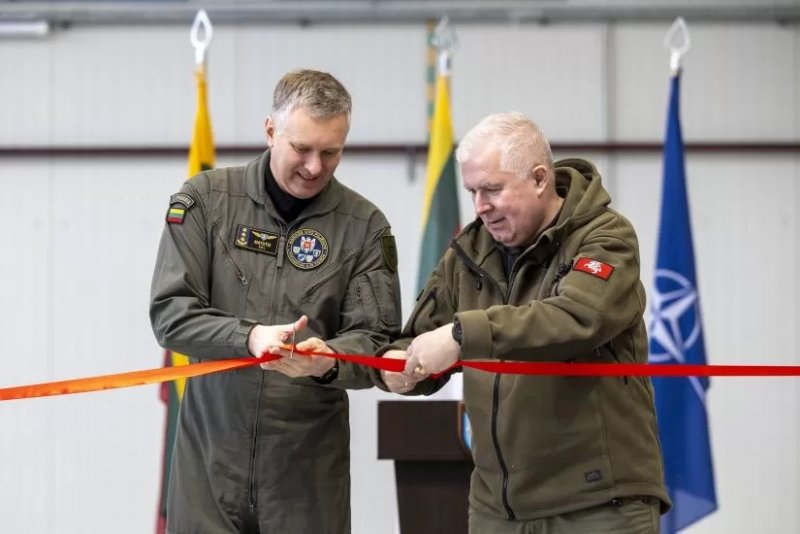 В Шяуляй открылся ангар, приспособленный для вертолетов Black Hawk (дополнено)