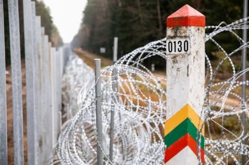 СОГГЛ: на границе Литвы с Беларусью пограничники развернули двух нелегальных мигрантов