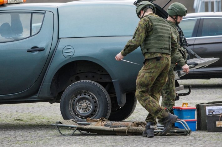 Взрывное устройство, обнаруженное возле гимназии в Вильнюсе, отправлено на уничтожение