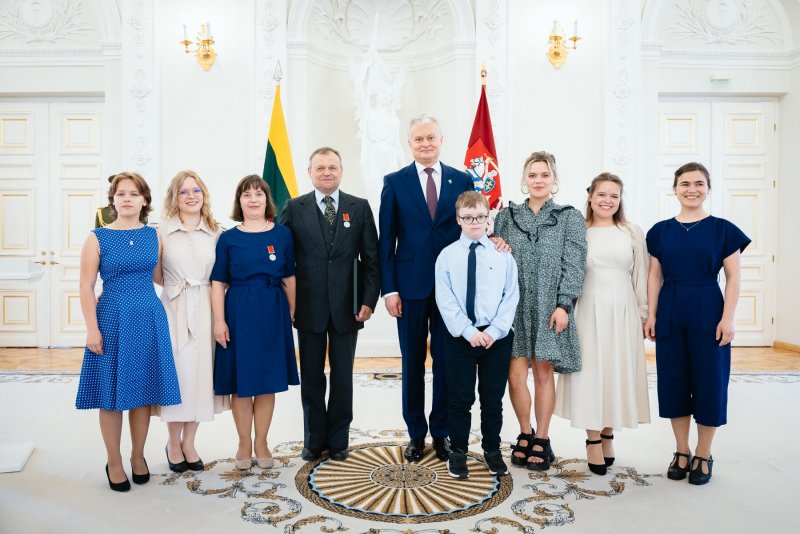 По случаю Дня отца Президент наградил заслуженных отцов и опекунов Литвы