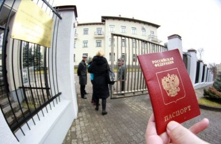 Литва больше не будет признавать небиометрические паспорта граждан России