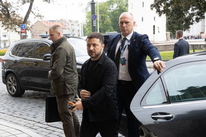 Владимир Зеленский о мирных переговорах после атак на авиацию РФ: вы все увидите (расширенное сообщение)